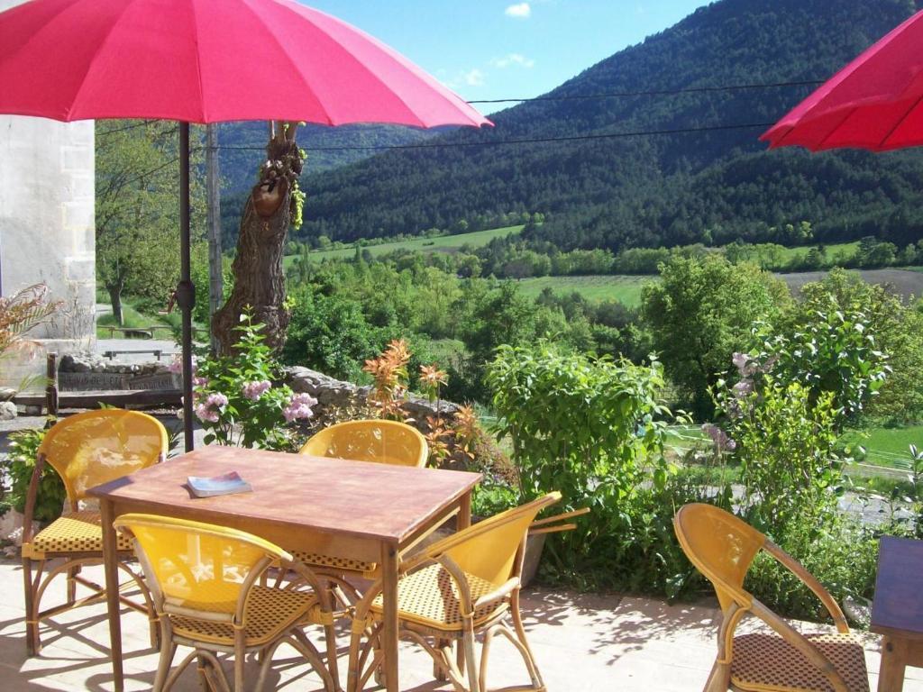Le Vin De L'Ete Acomodação com café da manhã Ponet-et-Saint-Auban Exterior foto